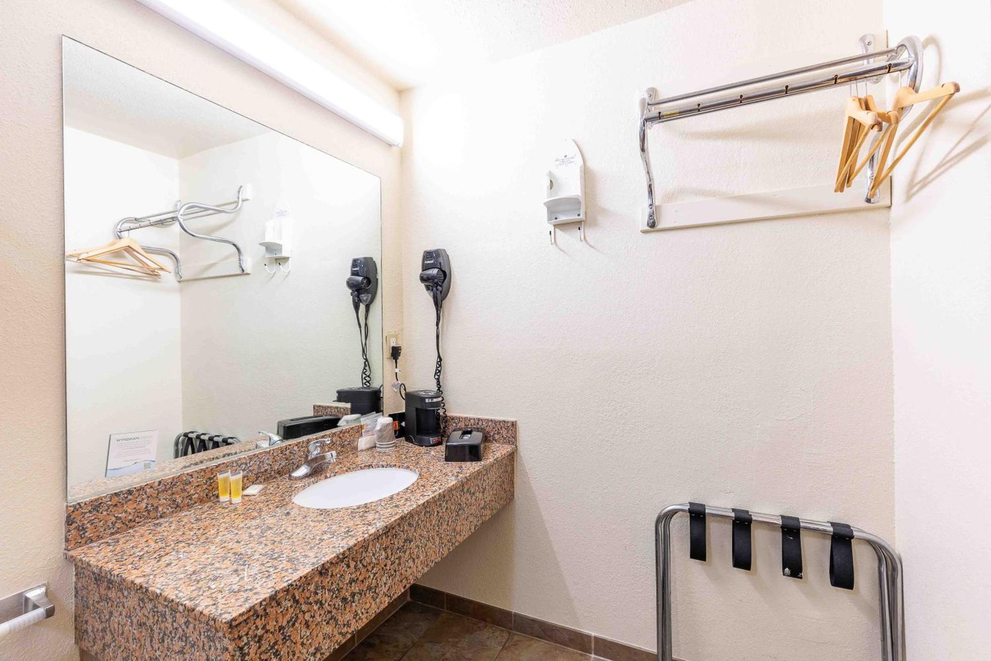 Days Inn By Wyndham Oklahoma City/Moore Екстериор снимка